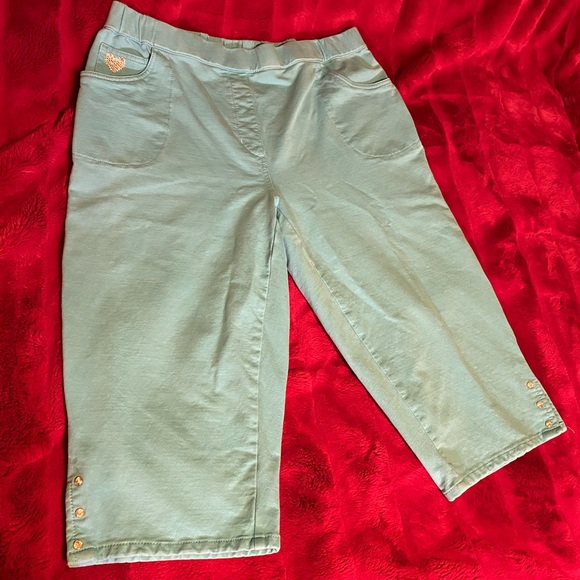 Quacker Factory Capris Rhinestone Details - Picture 2 of 6